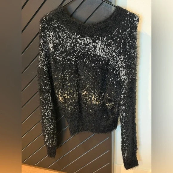 House of Harlow shimmer sweater w metallic threads. Size XS. Excellent condition - Picture 6 of 6